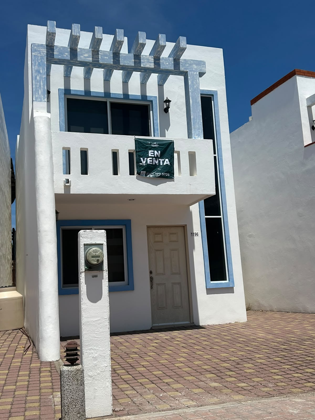 Fachada de la residencia en Santorini